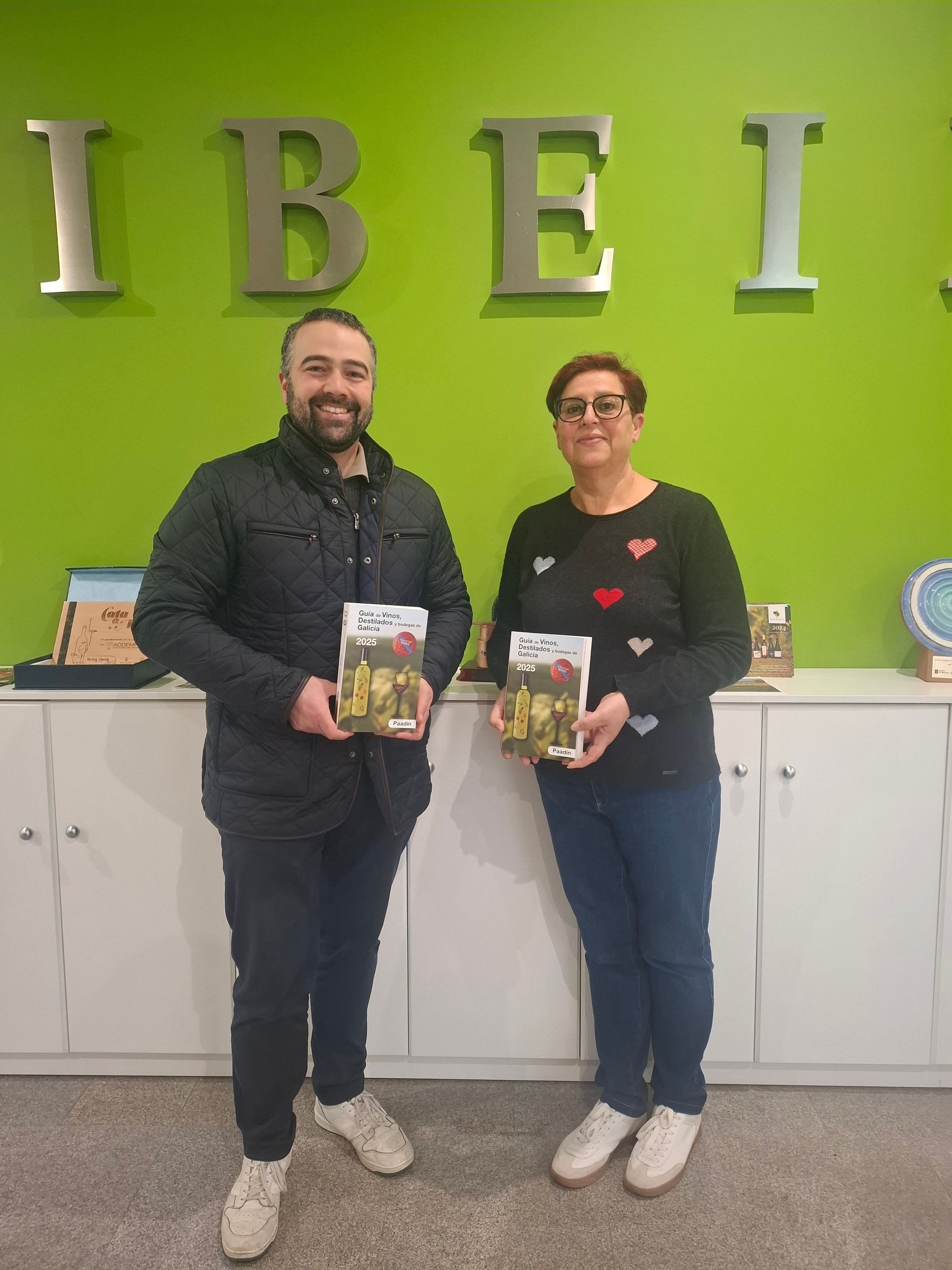 Concha Iglesias, presidenta do C.R.D.O. Ribeiro con uno de los autores de la guía, Alejandro Paadín.