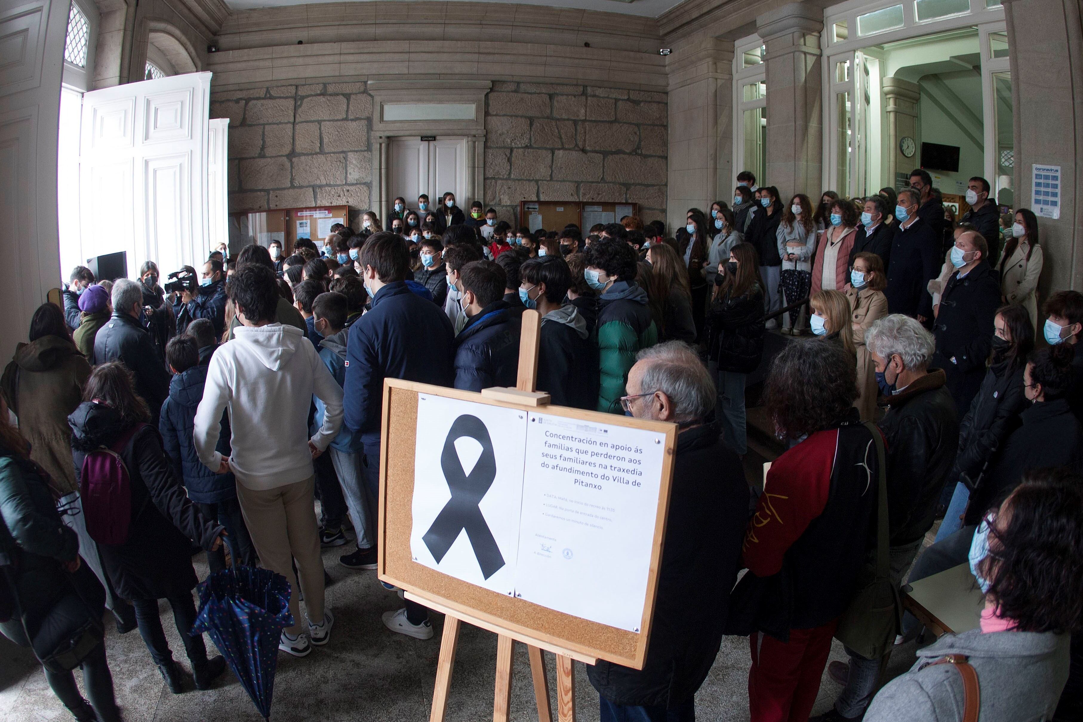 PONTEVEDRA, 18/02/2022.- Minuto de silencio en el Instituto Sanchez Cantón de Pontevedra, donde estudia uno de los hijos de los desaparecidos del Villa de Pitanxo.