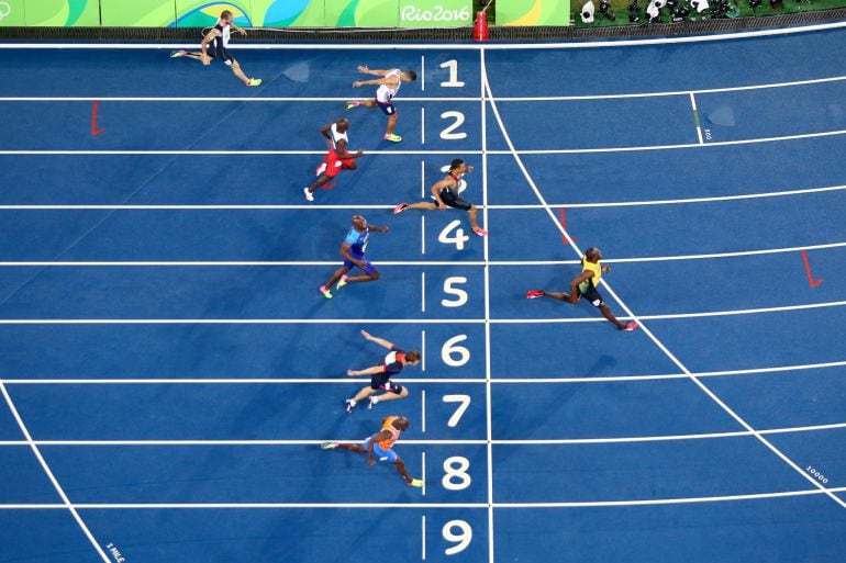 Bolt llega primero en la final de los 200 metros lisos