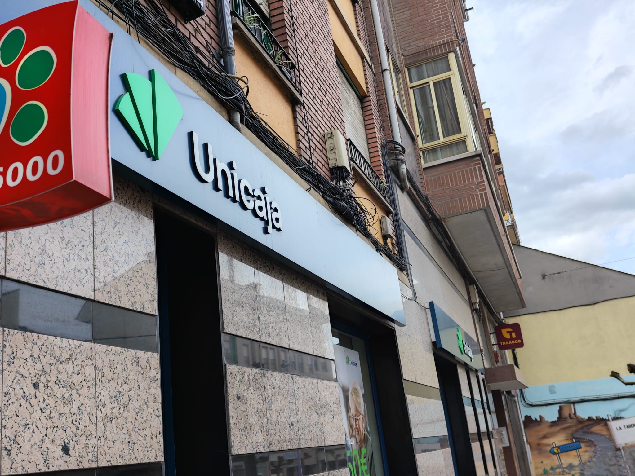 Cierre sucursal Unicaja en Flores del Sil