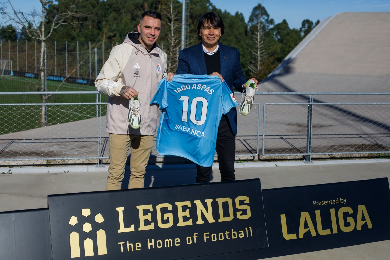 Aspas dona sus botas a Legends