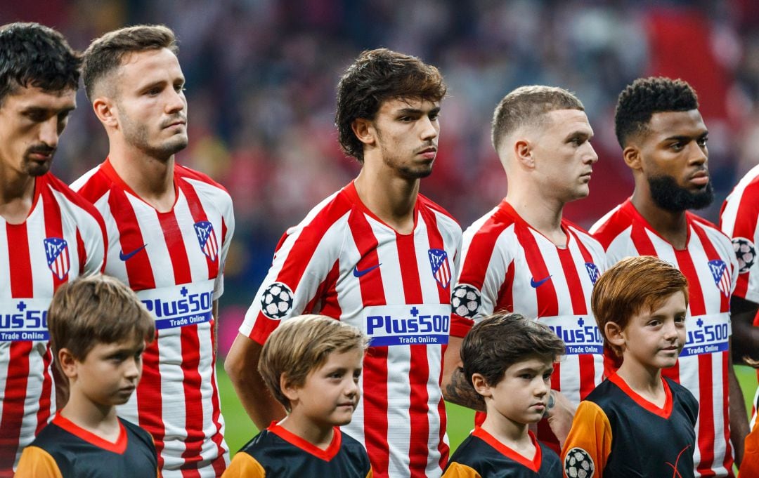 Savic, Saúl, Joao Félix, Trippier y Lemar antes de un partido de la Champions