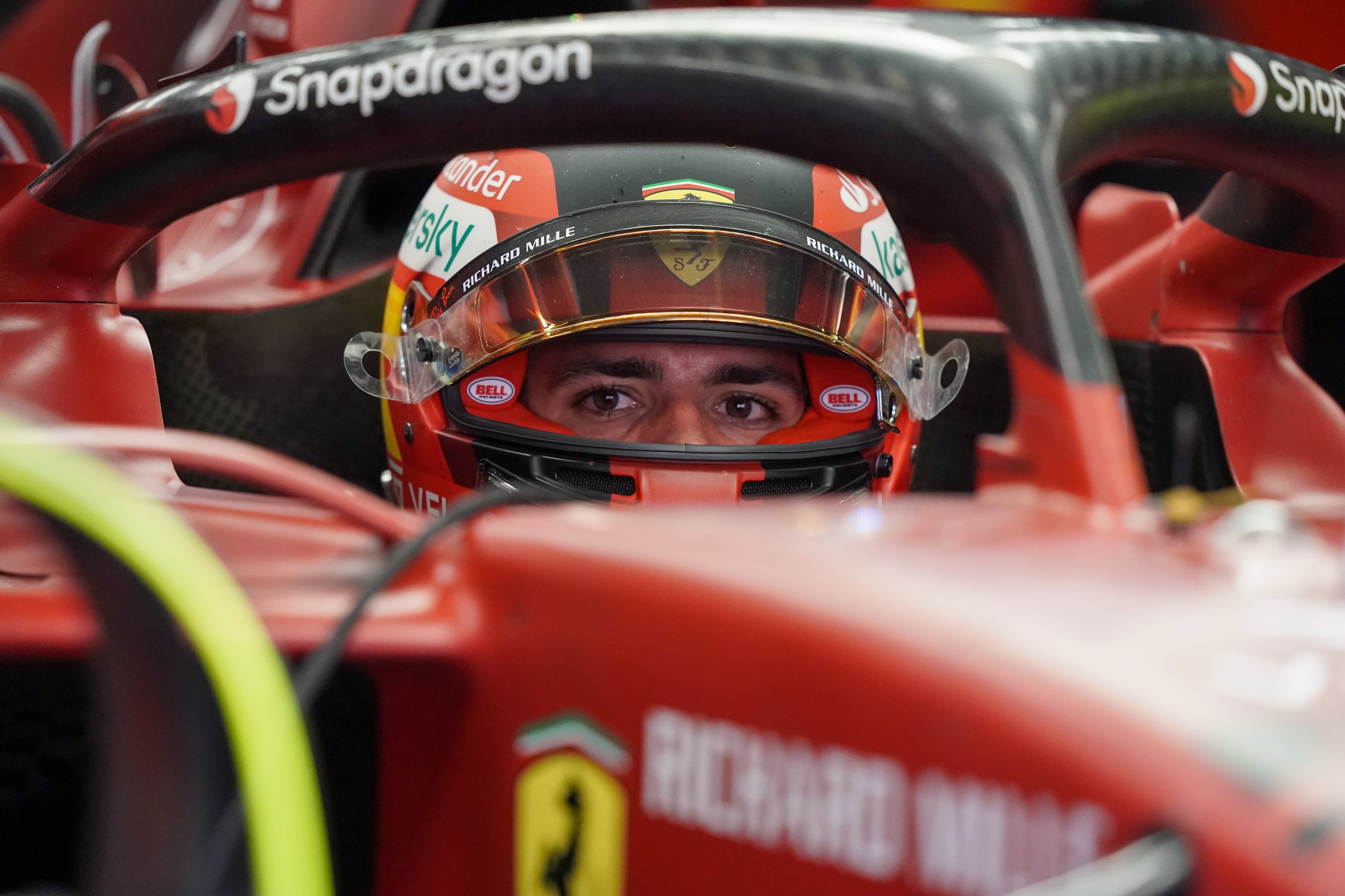 Carlos Sainz Jr. montado en su Ferrari antes de los test en Montmeló