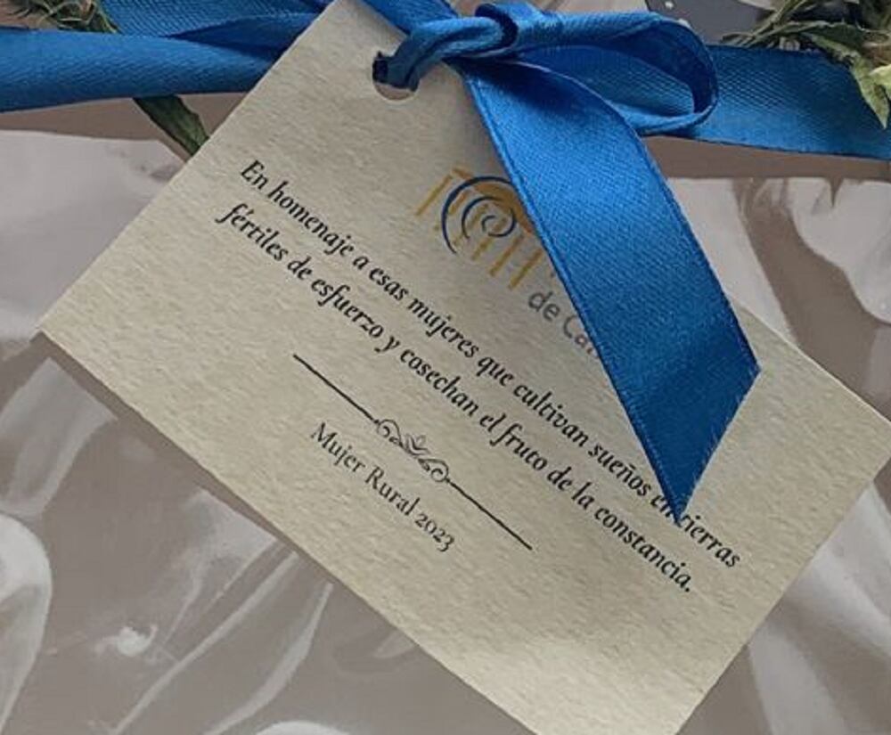 "En homenaje a esas mujeres que cultivan sueños en tierras fértiles", decía la inscripción del homenaje a las agricultoras canarias con aperitivos de Tailandia