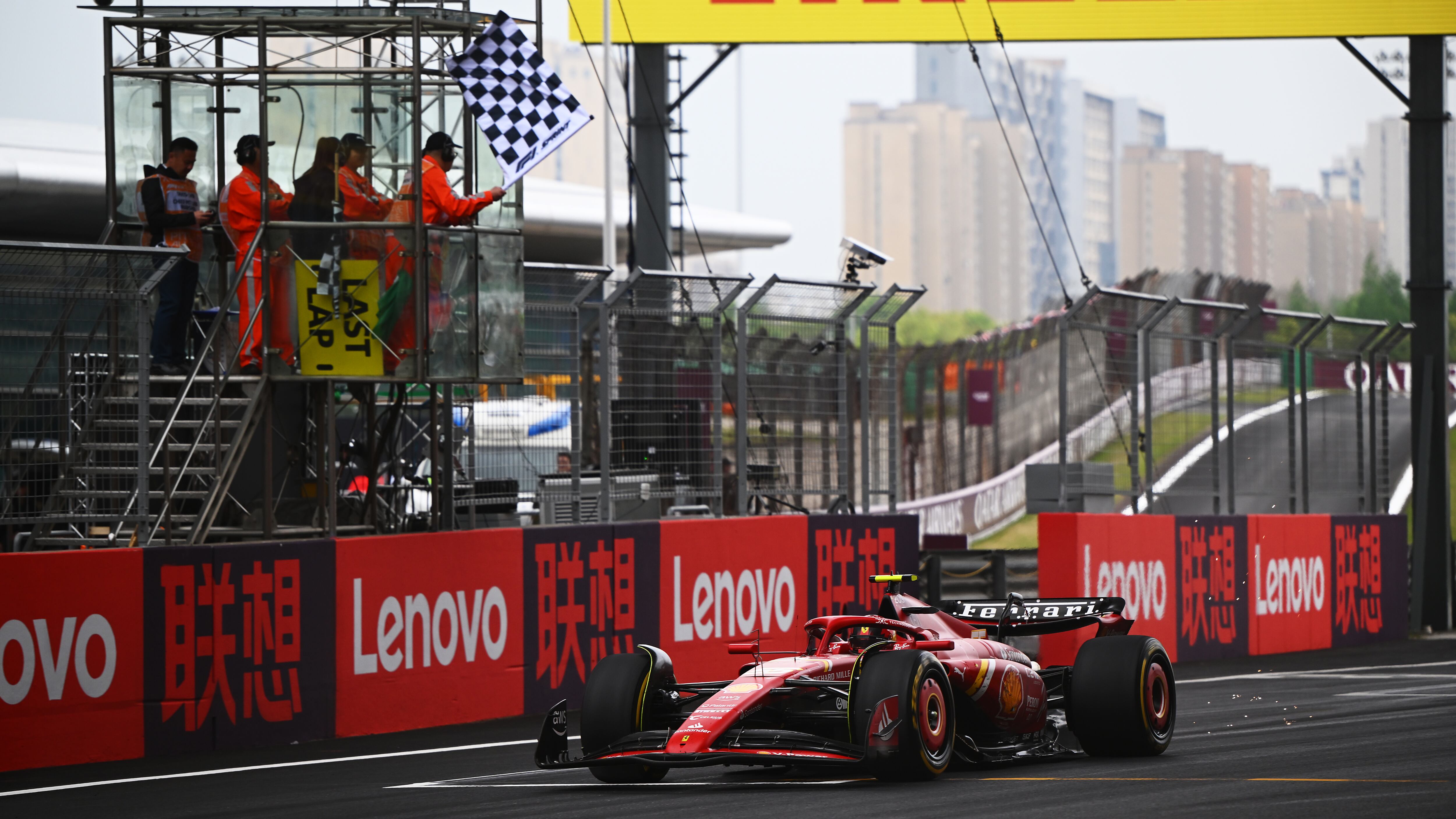 Carlos Sáinz llega a meta en la carrera al sprint del GP de China