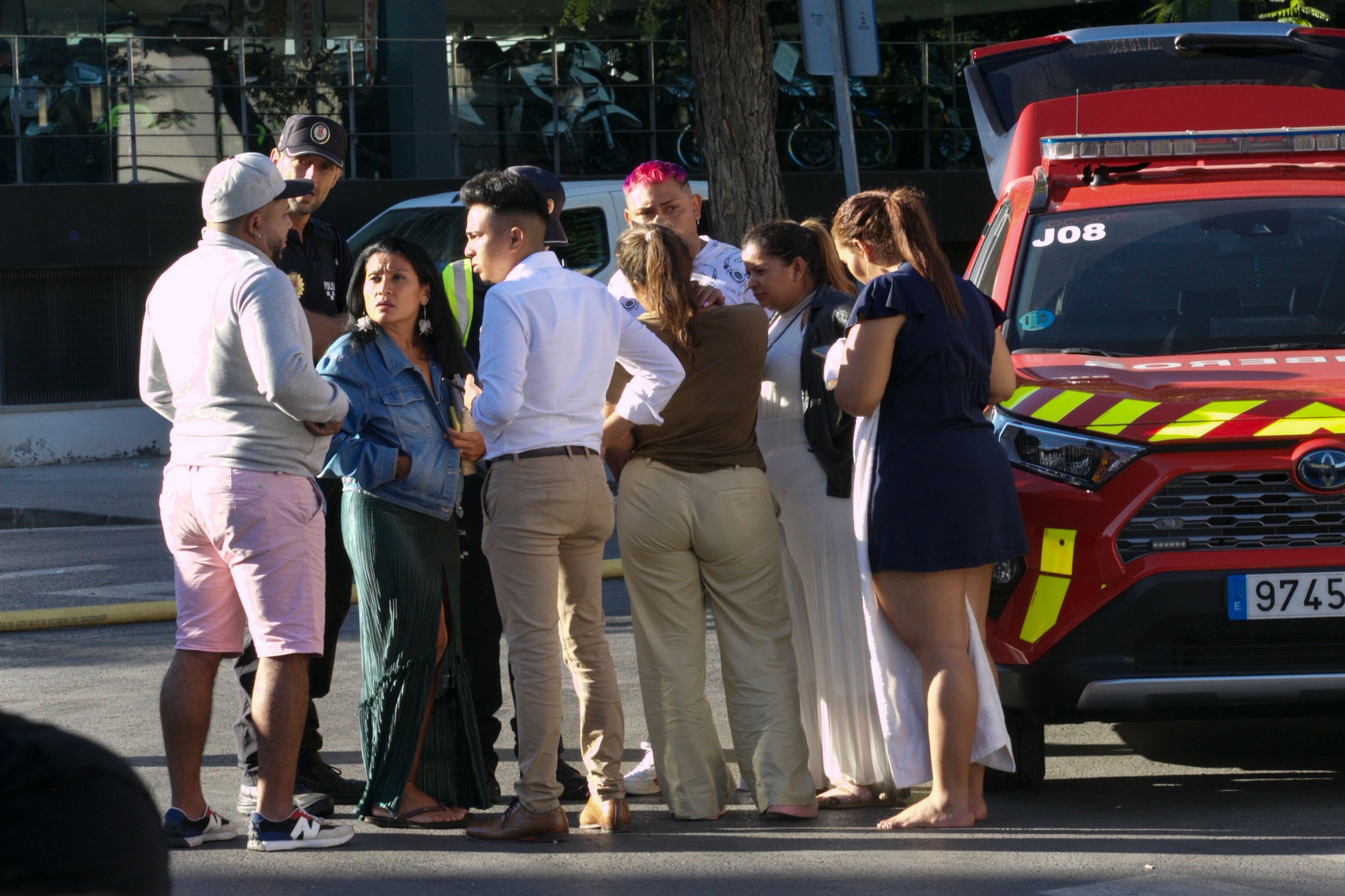 MURCIA (ESPAÑA), 01/10/2023.- Siete personas murieron y otras cuatro resultaron intoxicadas por inhalación de humo en el incendio de una discoteca en Murcia, declarado a primera hora de este domingo, informaron los servicios de emergencia. Los bomberos trabajaron en la extinción de las llamas tras lo cual encontraron los cadáveres de sietepersonas en la inspección del local, aunque antes del inicio de la búsqueda había ocho personas desaparecidas de un grupo de amigos que celebraba un cumpleaños. En la imagen familiares de los fallecidos se han desplazado hasta las inmediaciones de la discoteca. EFE/ Marcial Guillén