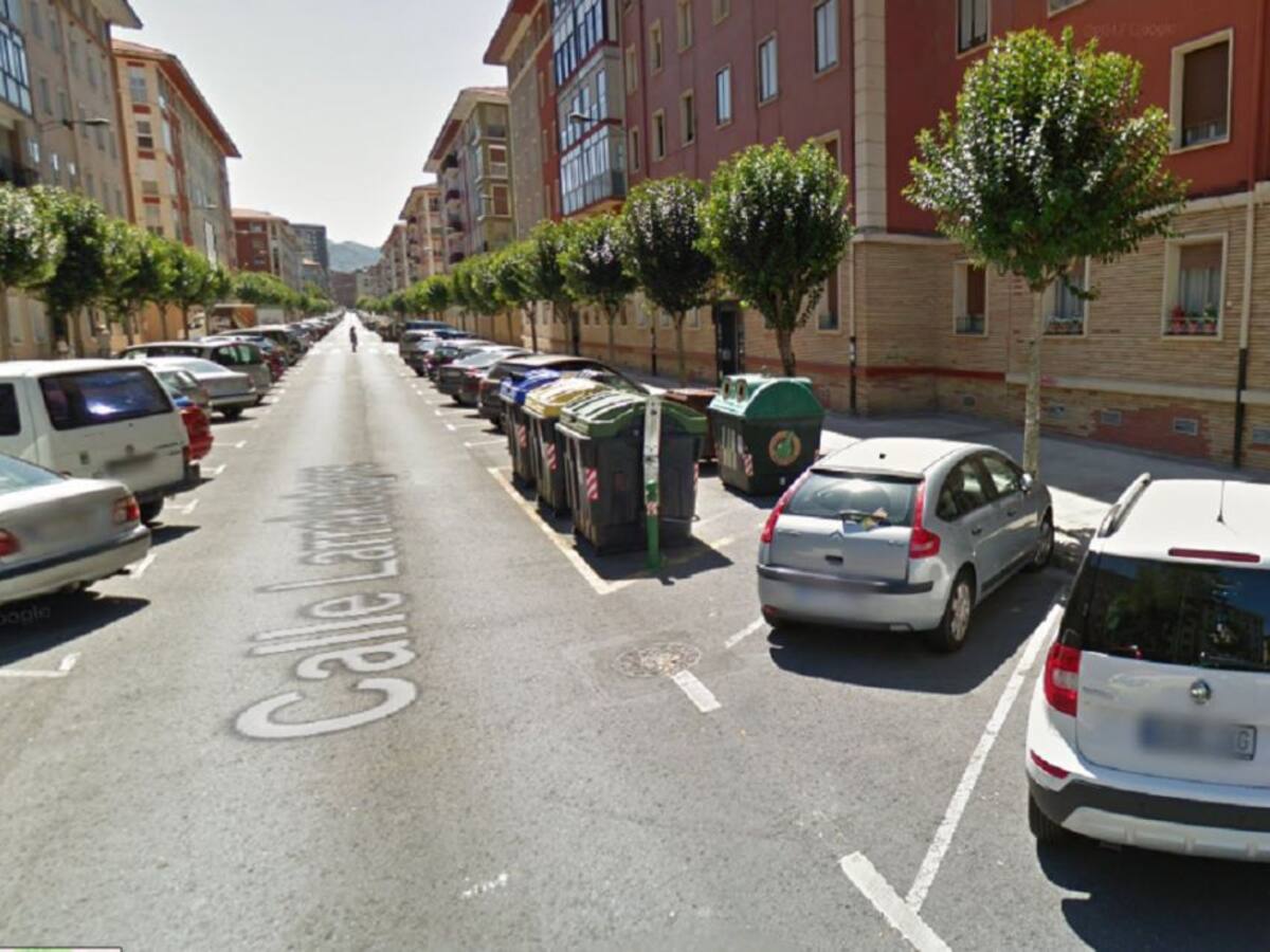 La quema de once contenedores en distintos puntos de Deusto causa daños en cuatro vehículos