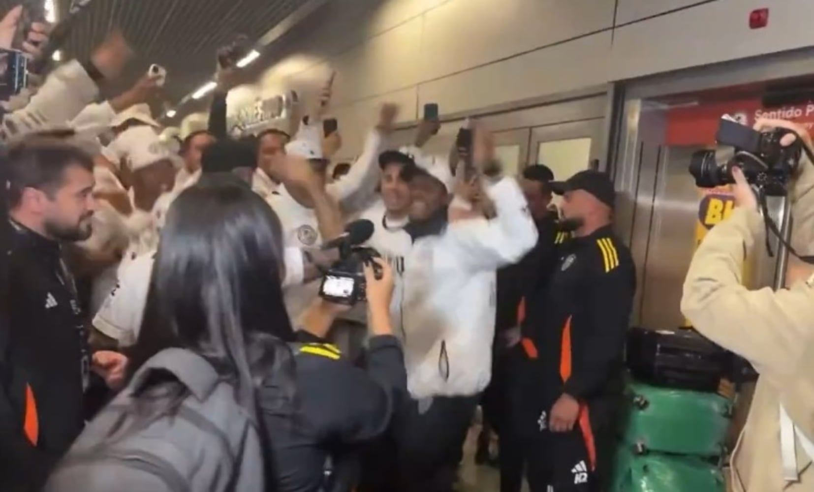 No ha oficializado su salida del Real Madrid, pero Reinier ya bota en Brasil con aficionados de Atlético Mineiro