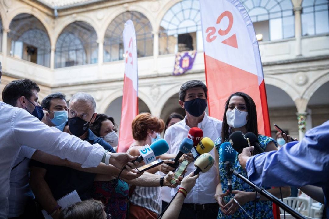 Inés Arrimadas, junto a Juan Marín, atendía a los medios de comunicación durante un acto en la ciudad de Baeza