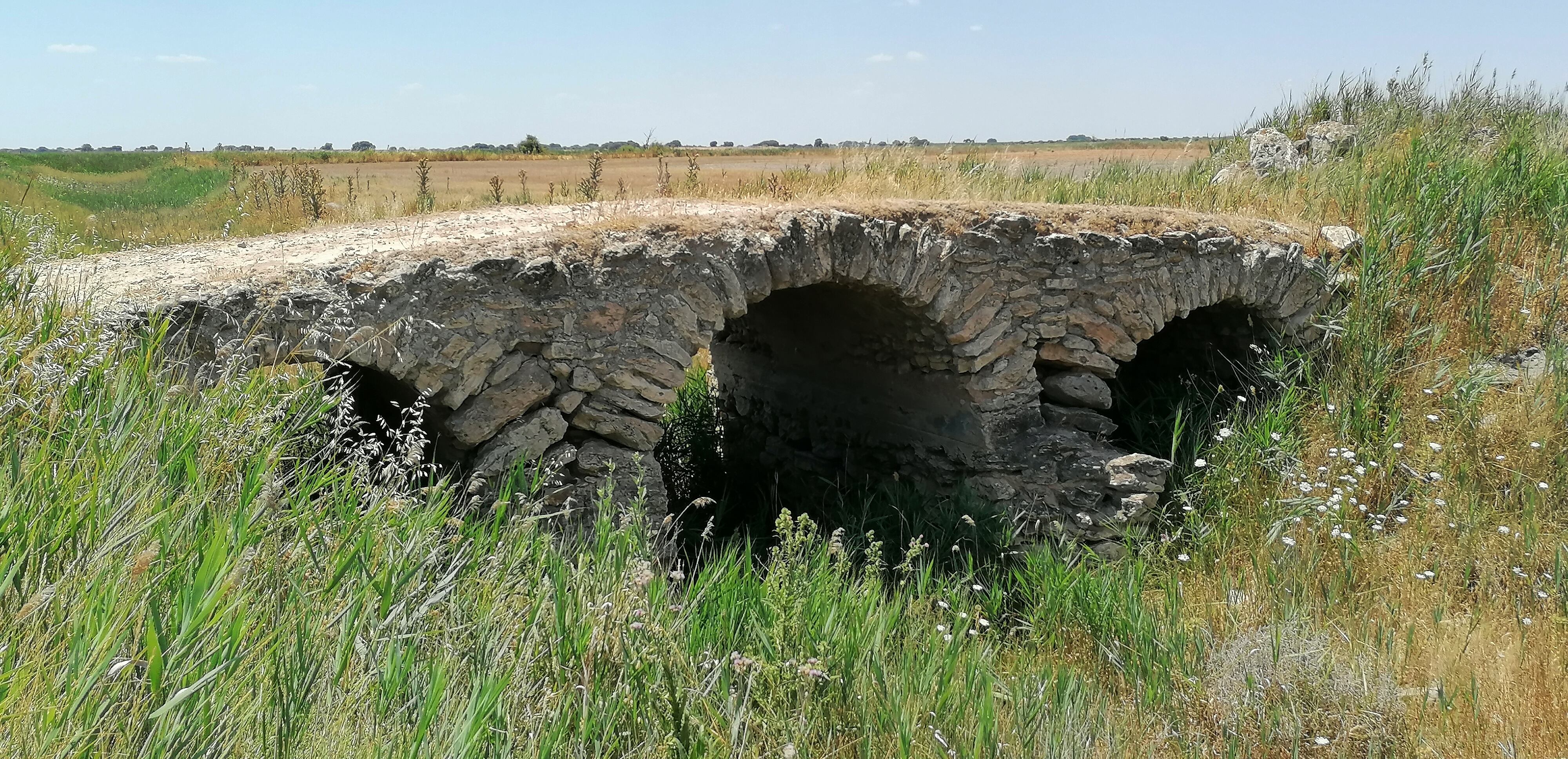 Puente de los Tres Ojos sobrfe el río Sahona cerca de Las Mesas (Cuenca).