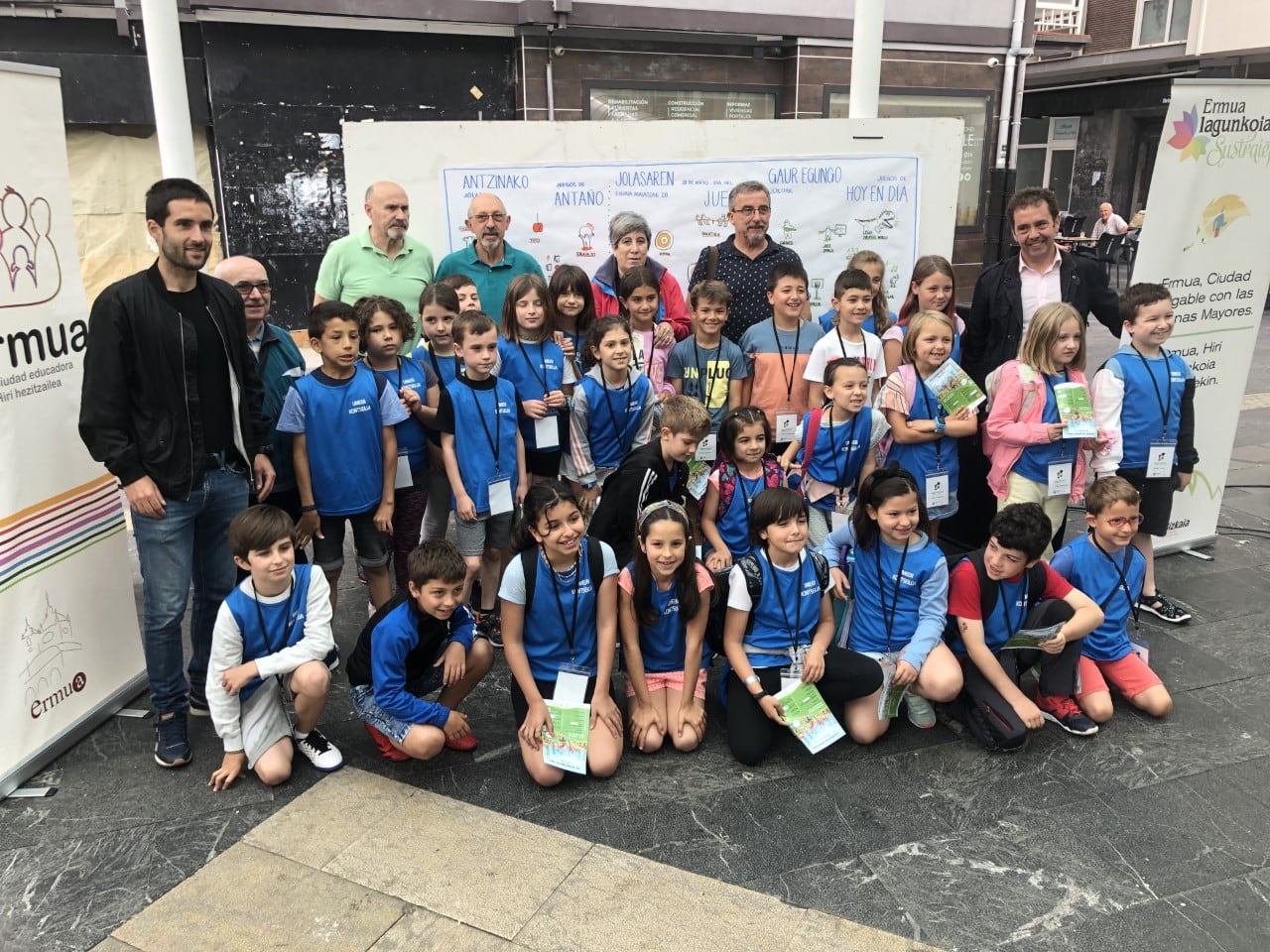 Foto de familia tras el acto de esta mañana en Ermua