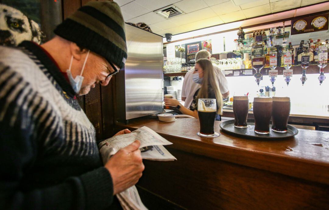 Un hombre en un bar en Irlanda