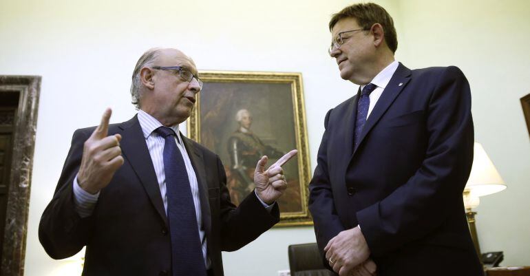 El ministro de Hacienda, Cristóbal Montoro (i), recibe al president de la Generalitat Valenciana, Ximo Puig, a su llegada a la reunión mantenida hoy en la sede del Ministerio, en Madrid, para tratar sobre la financiación de la Comunidad Valenciana, la deuda histórica y el Fondo de Liquidez Autonómico (FLA)