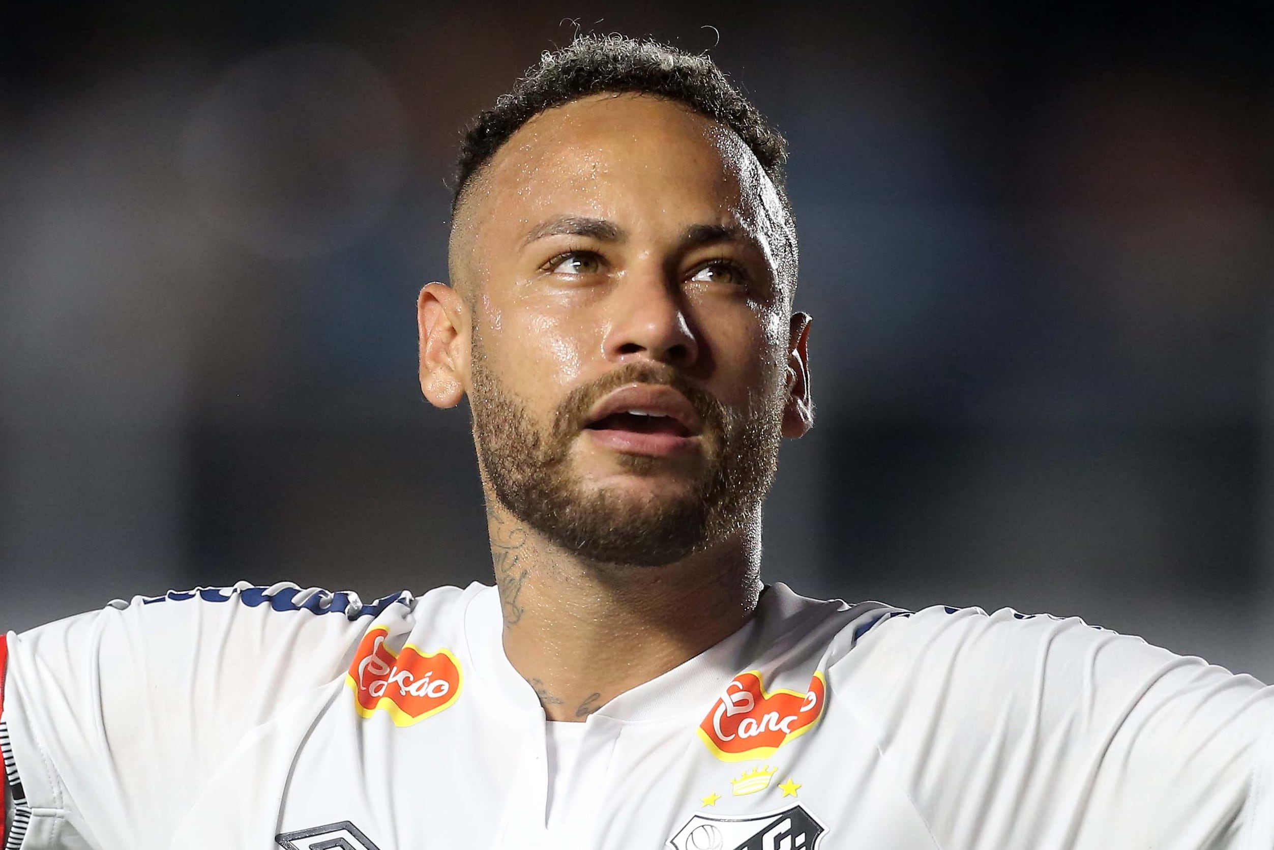 Neymar de Santos celebra un gol durante un partido del Campeonto Paulista entre Santos-Água Santa