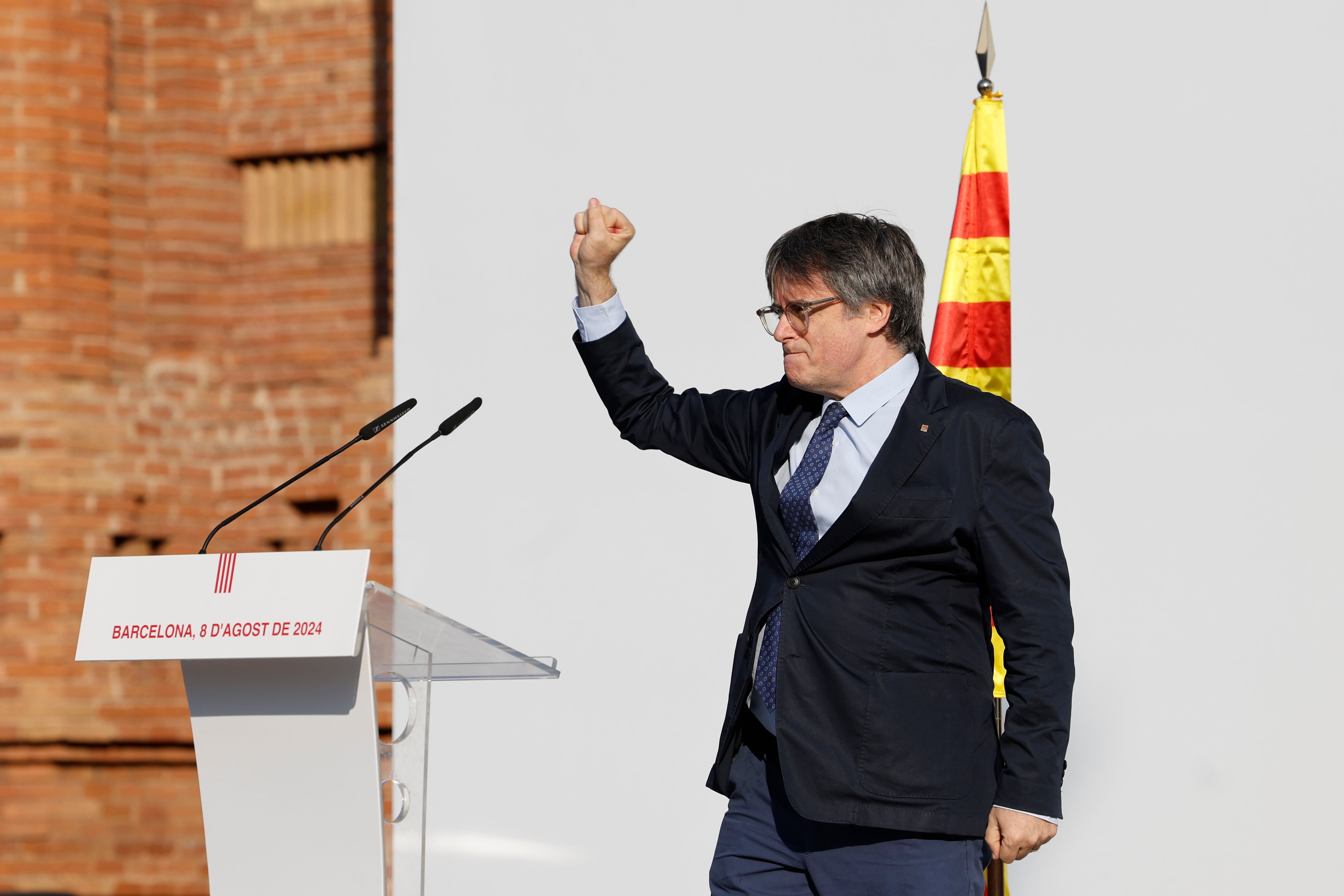 El expresidente catalán Carles Puigdemont, interviene en el acto de bienvenida celebrado el pasado 8 de agosto y por el que miles de independentistas se congregaron en el paseo Lluís Companys de Barcelona.