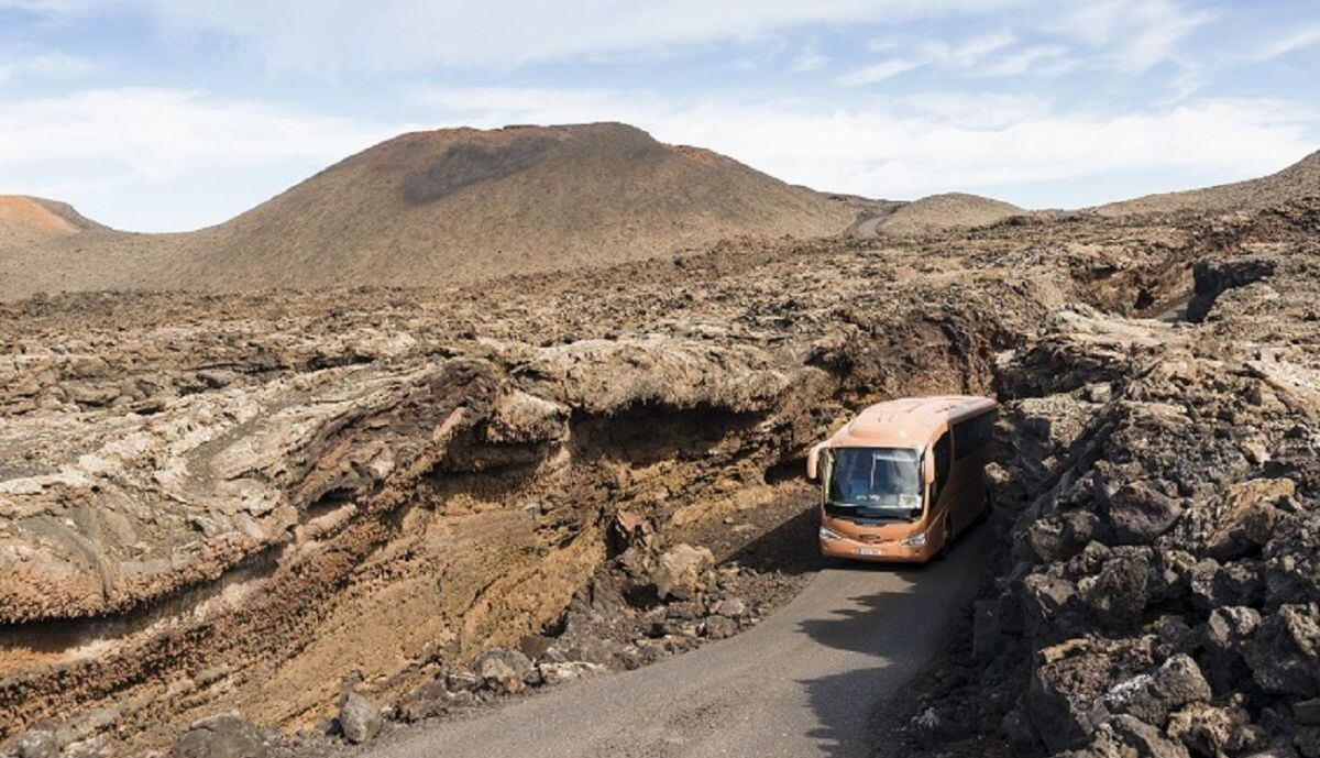 Una de las guaguas de la Ruta de Los Volcanes en Lanzarote.