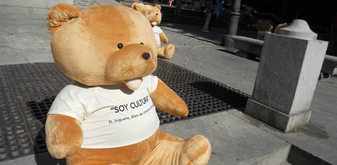 Algunos de los osos de peluche que se han concentrado este jueves a las puertas del Ministerio de Cultura