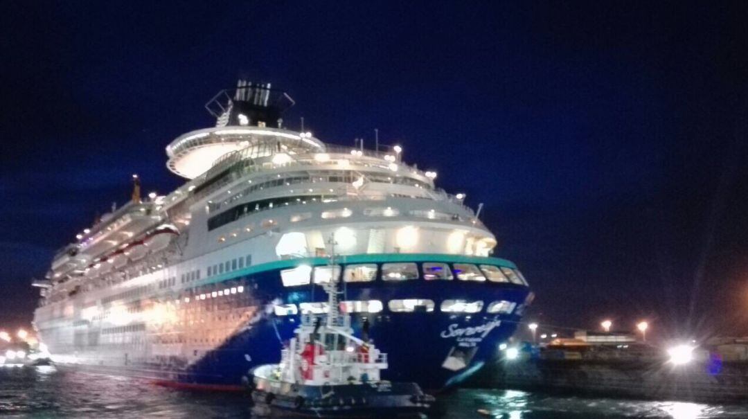 El crucero Souvereign saliendo de Cádiz