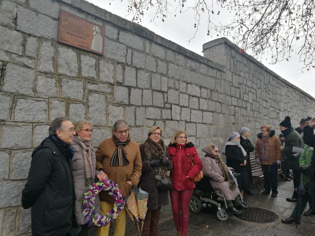 Los sobrinos de D. Antonio Palenzuela posan junto a la placa, que recuerda su figura, en uno de los muros de la residencia de Las Hermanitas de los pobres 