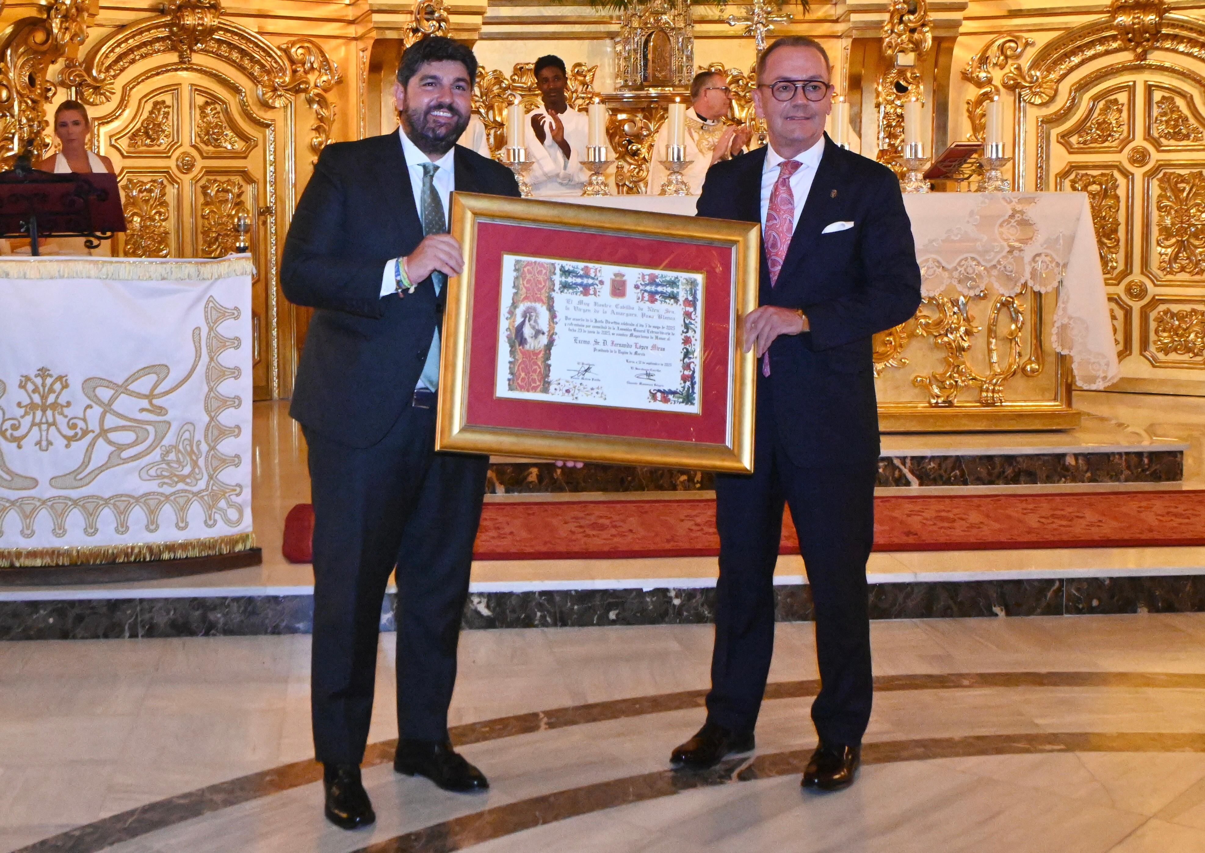 Fernando López Miras, presidente regional, junto al presidente del Paso Blanco, Ramón Mateos en la Capilla del Rosario