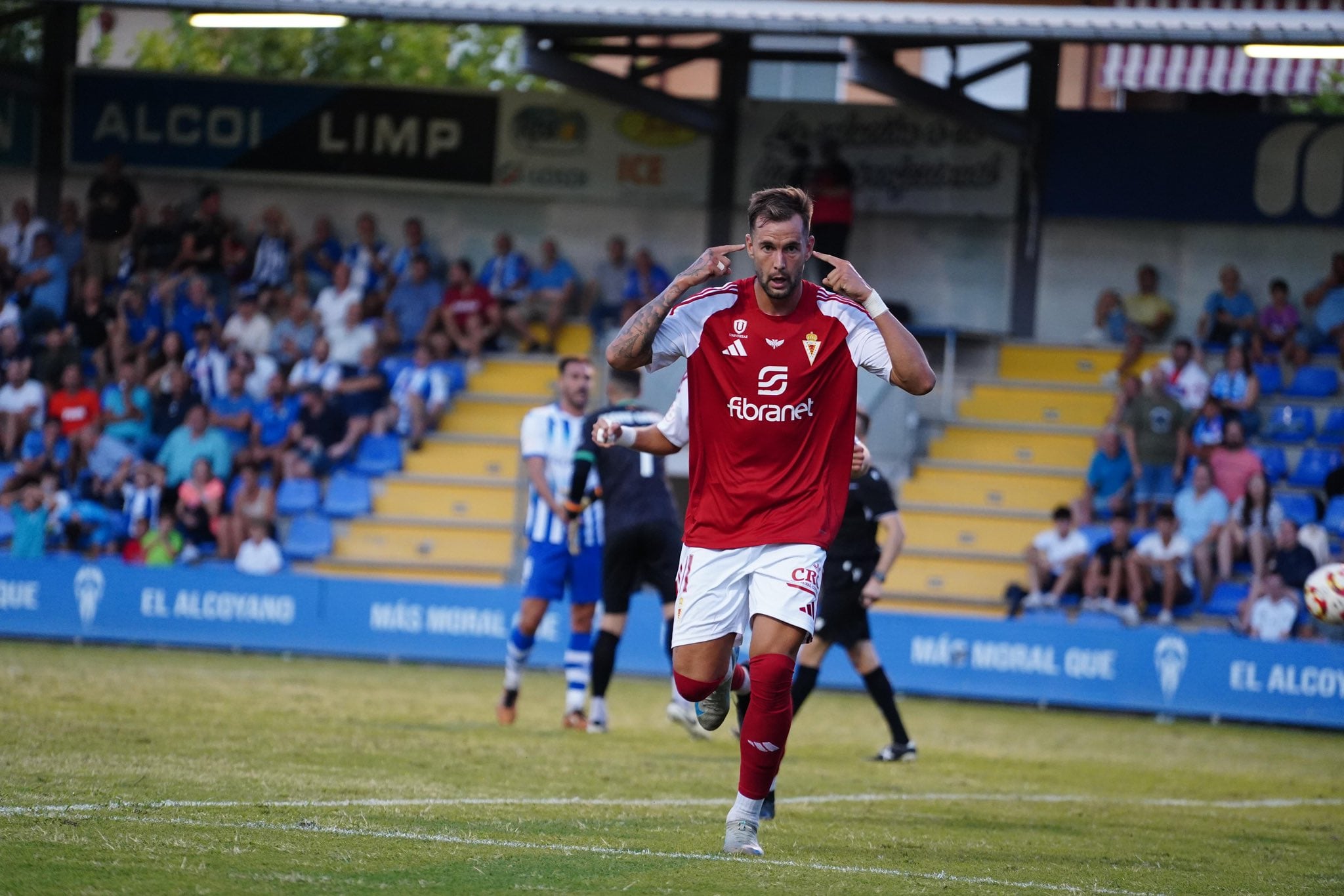 José Ángel Carrillo celebra un gol con el Real Murcia en Alcoy.