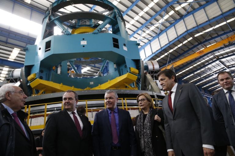 El presidente de FADE, Belarmino Feito, (tercero por la izquierda) hizo las veces de anfitirón durante la visita de las autoridades a la sede de su compañía para conocer el gran telescopio fabricado en Avilés. le acompañan (por la derecha), el presidente 