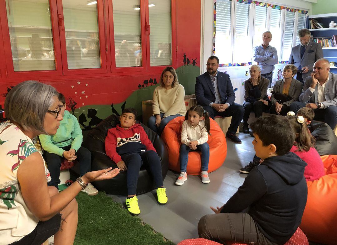 Barbón ya visitó el colegio de Villayón como candidato. Este miércoles cumplió su promesa de volver como presidente.