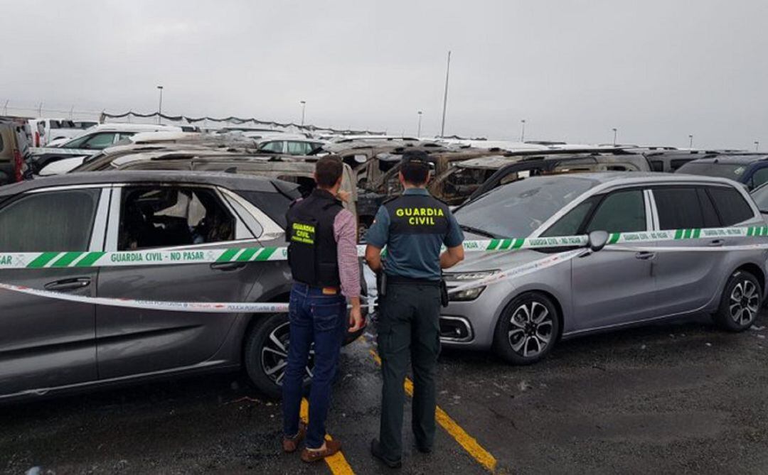 Agentes de la Guardia Civil analizando el incendio en la terminal de Bouzas.