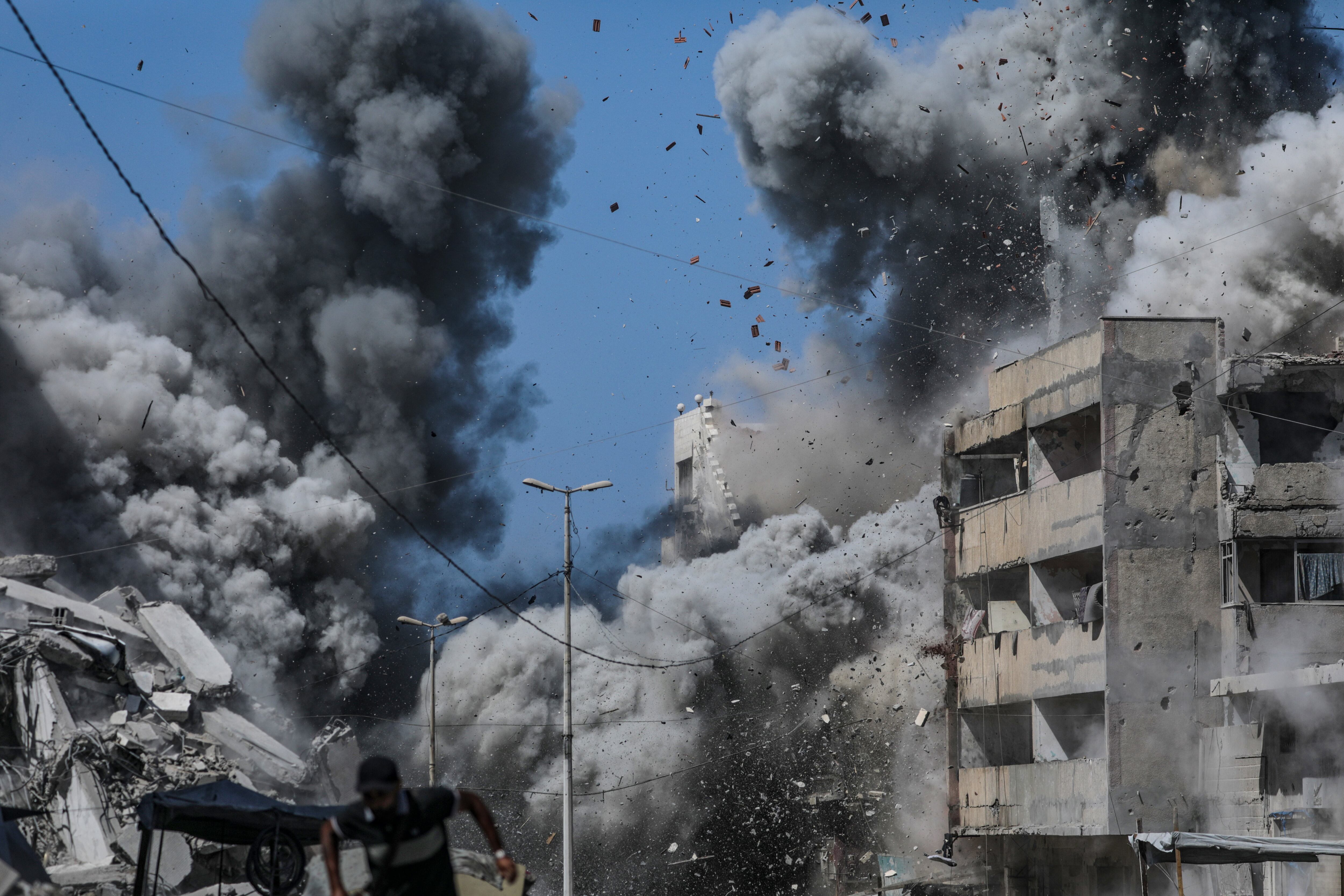 Un hombre trata de escapar de un ataque israelí sobre Gaza.