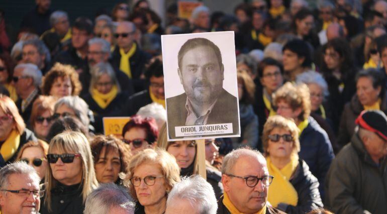 Un cartell d'Oriol Junqueras entre diversos concentrats en la protesta dels Avis i Àvies per la Llibertat de Reus