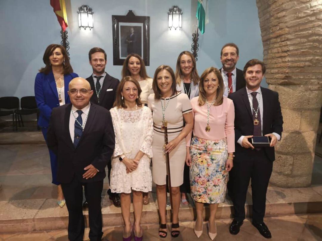 Miembros del Grupo Municipal Popular junto a la secretaria general del PP de Málaga, Patricia Navarro, durante sesión de investidura de Fernández 