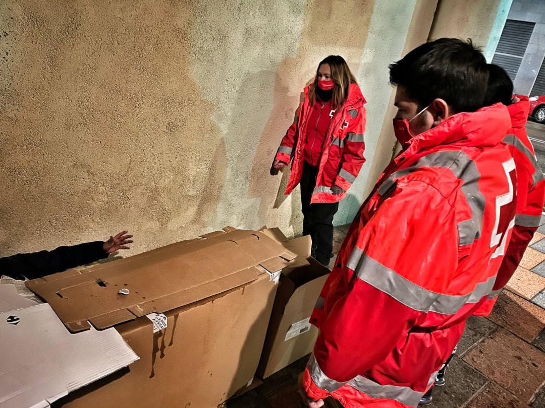 Voluntarios de Cruz Roja atienden a personas sin hogar en Elda 