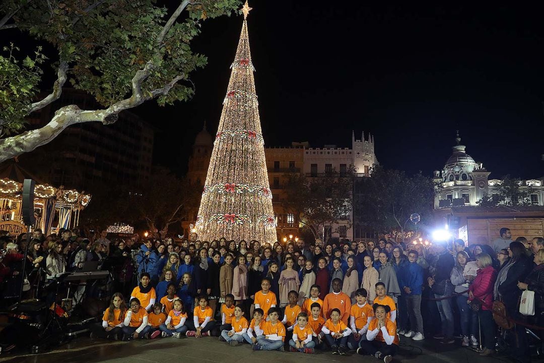 El alcalde de València y el concejal de Cultura Festiva, junto a la Corte de Honor de la ciudad, durante el encendido de luces navideñas de este 2019.