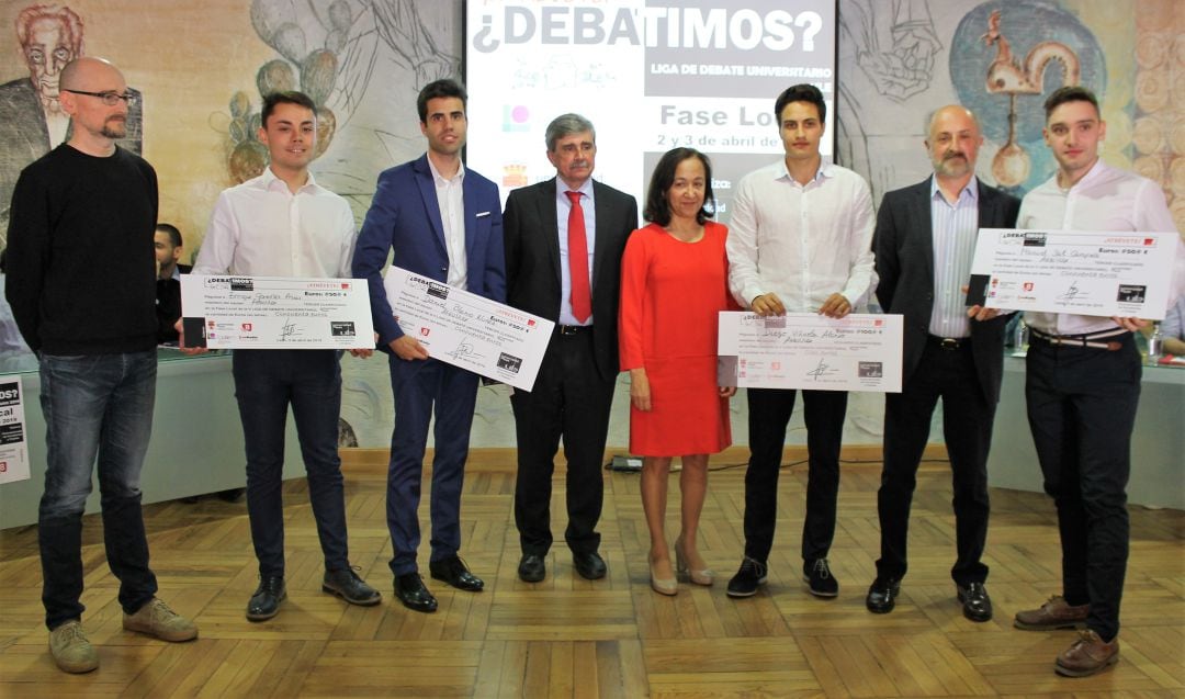 Enrique, Daniel, Diego y Manuel muestran sus premios, de izquierda a derecha, rodeados de profesores