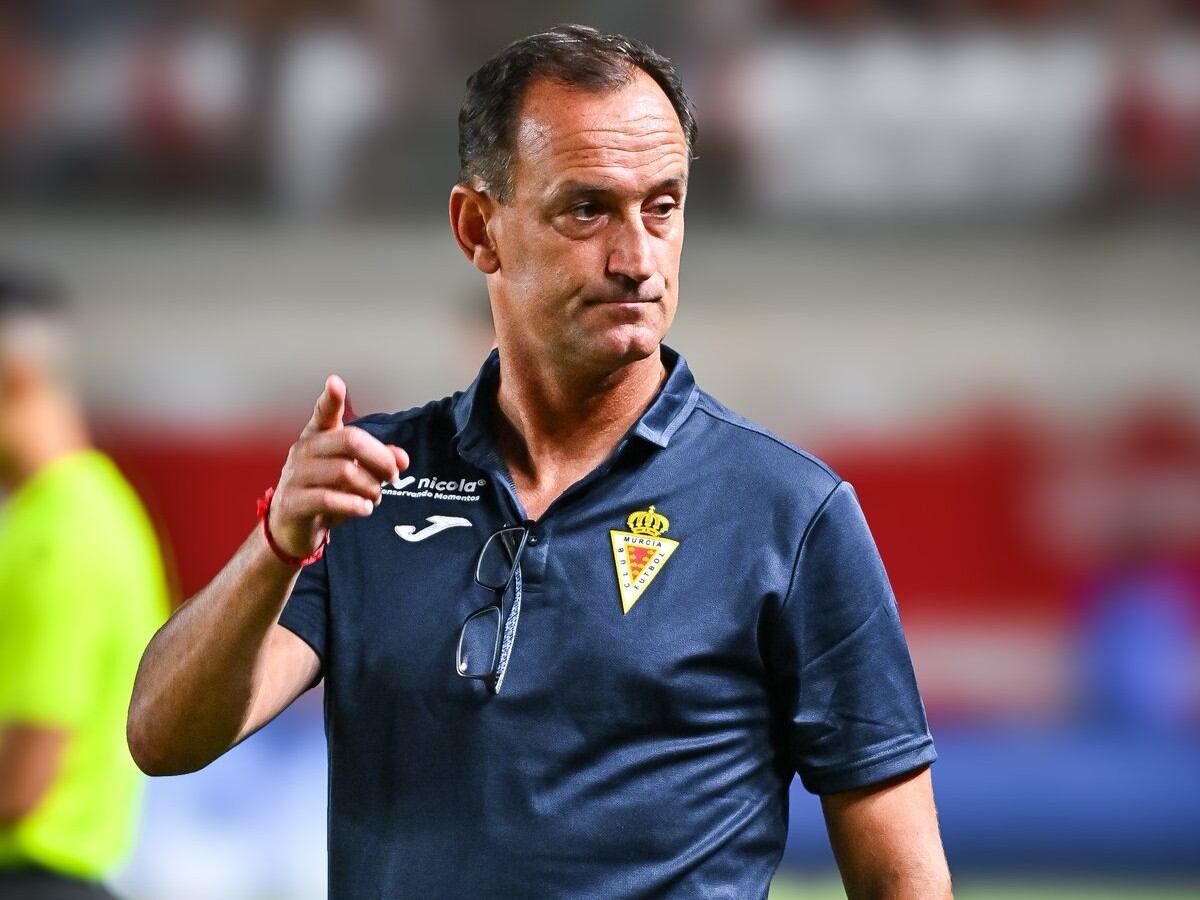 Joseba Etxeberria, técnico del Real Murcia, con gesto serio.