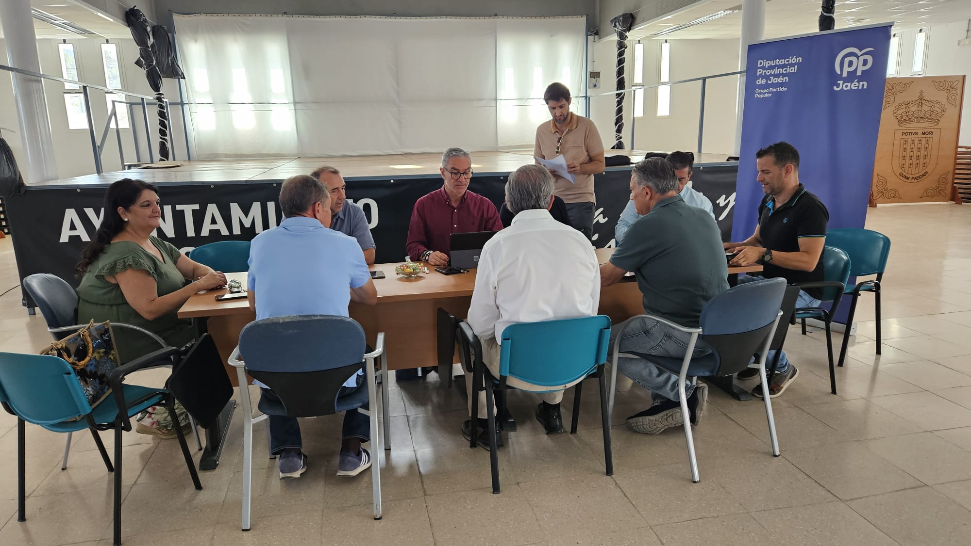 Momento de la reunión en el Salón Municipal de Garcíez, del grupo del PP en la Diputación Provincial de Jaén