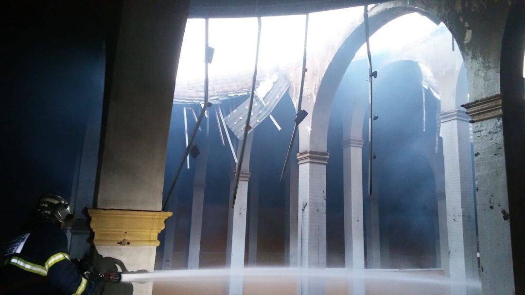 Bombero actuando en el antiguo casco de bodega del centro  