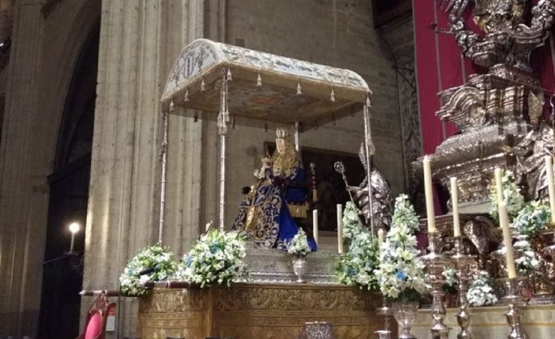 La Virgen de los Reyes ha presidido en su palio de tumbilla la novena previa a su salida procesional del 15 de agosto