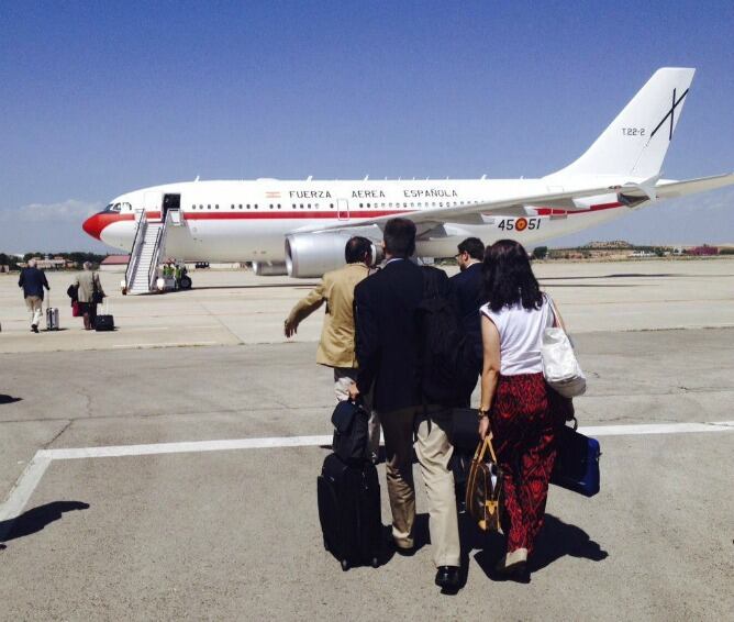 El avión en el que viaja el ministro español de Asuntos Exteriores, José Manuel García-Margallo, en las pistas de Torrejón antes de comenzar su viaje a Indonesia.