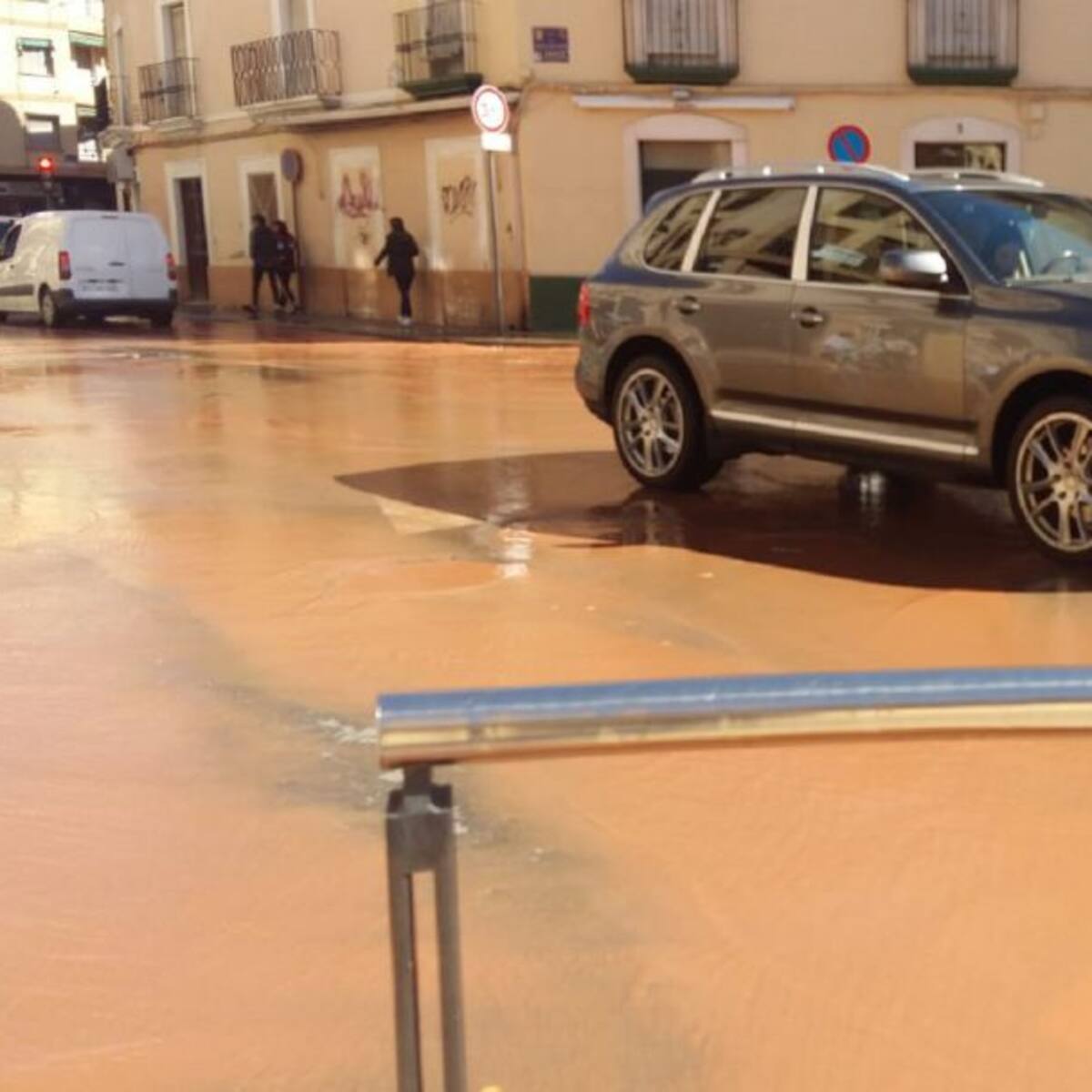 Linacua repara la rotura de una tubería en la plaza Ramón y Cajal