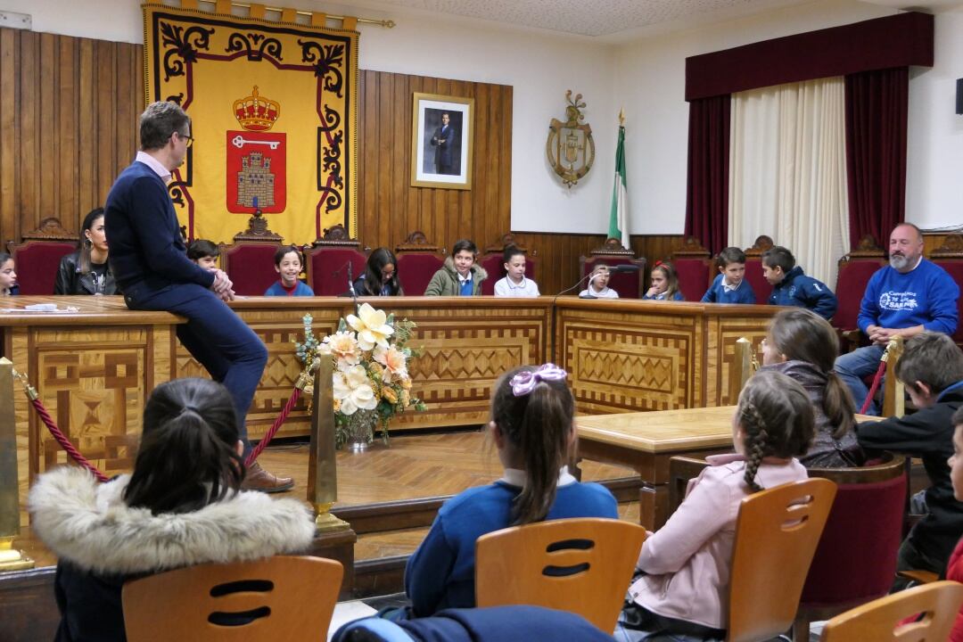 El alcalde charla con los alumnos en el salón de plenos