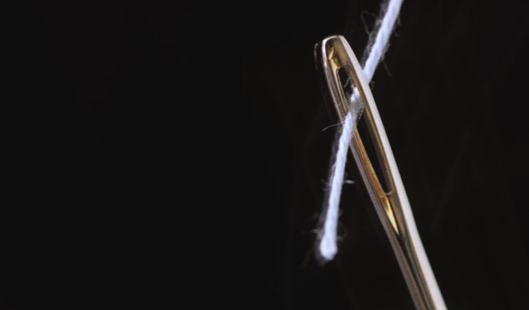 Cómo enhebrar el hilo de una aguja en cuestión de segundos.