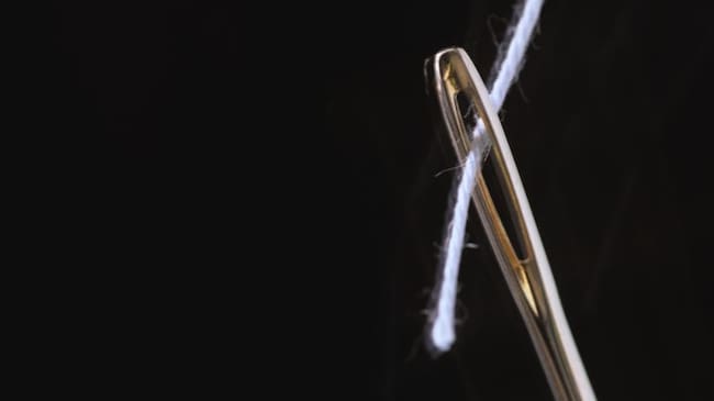 Cómo enhebrar el hilo de una aguja en cuestión de segundos.