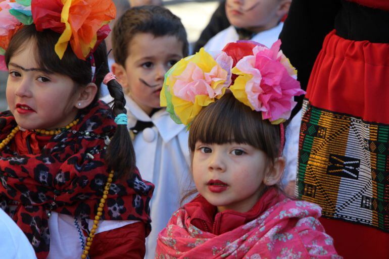 Els escolars de tot el país han protagonitzat el primer dia de Carnaval amb les rues infantils. A la fotografia, uns nens d'Ordino.