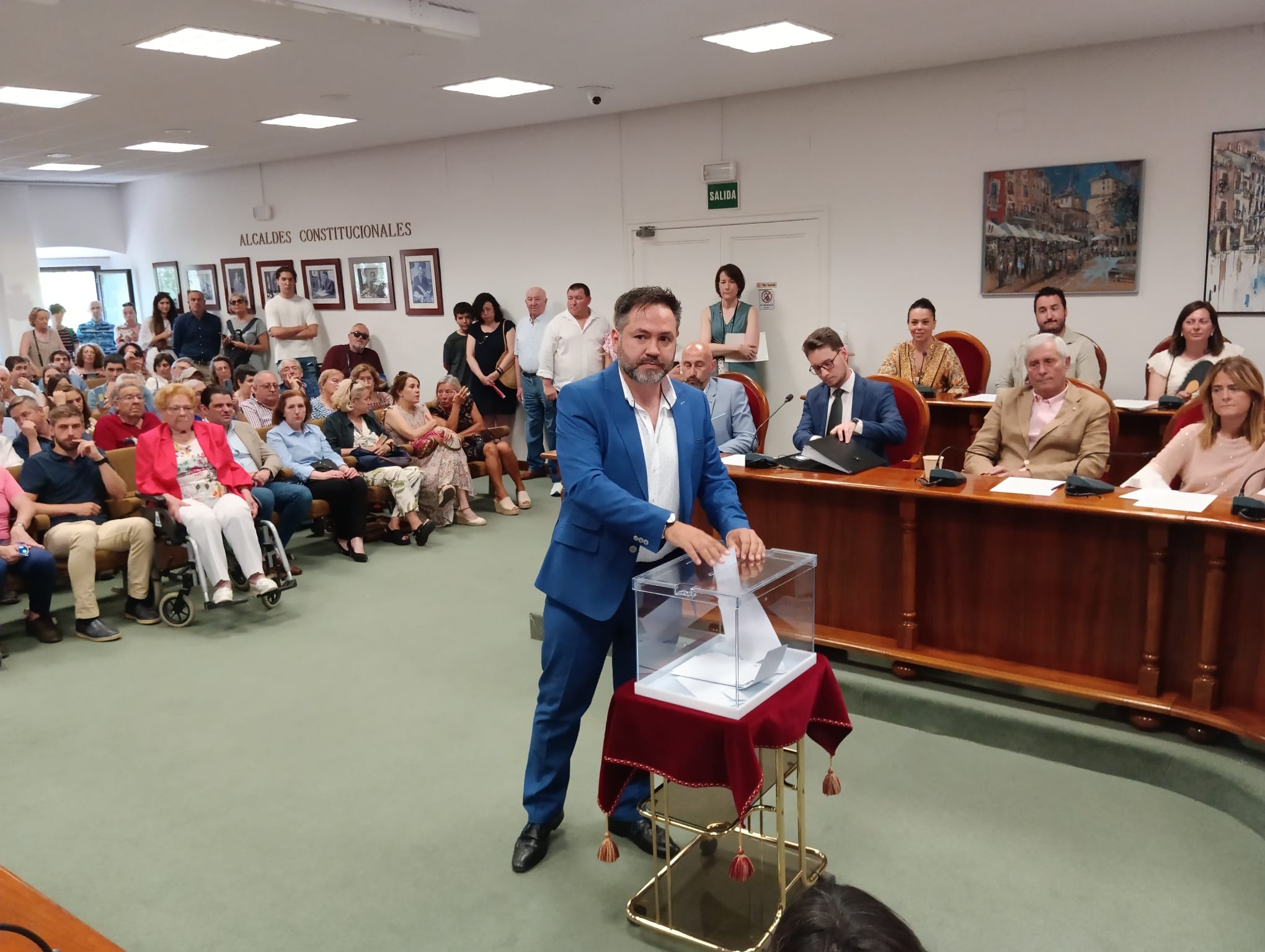 Momento de la votación del concejal socialista Alberto Marcos