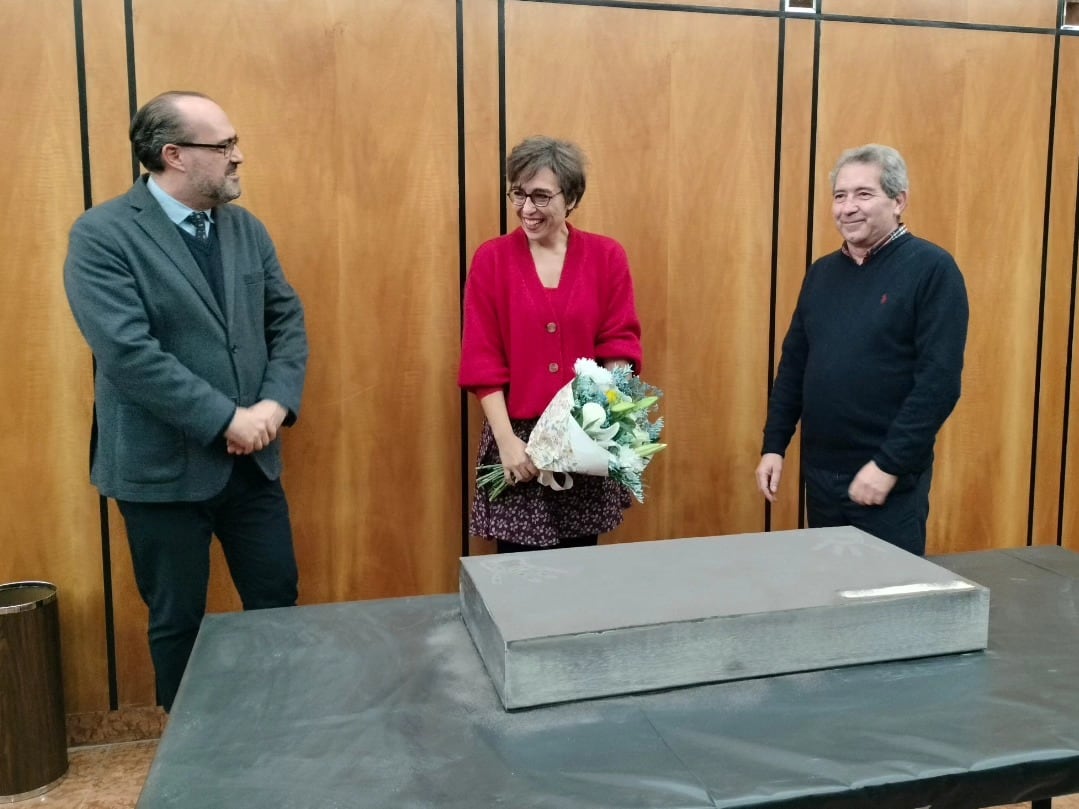 La dramaturga junto al alcalde de Ponferrada, Marco Morala y el director del teatro, Miguel Ángel Varela