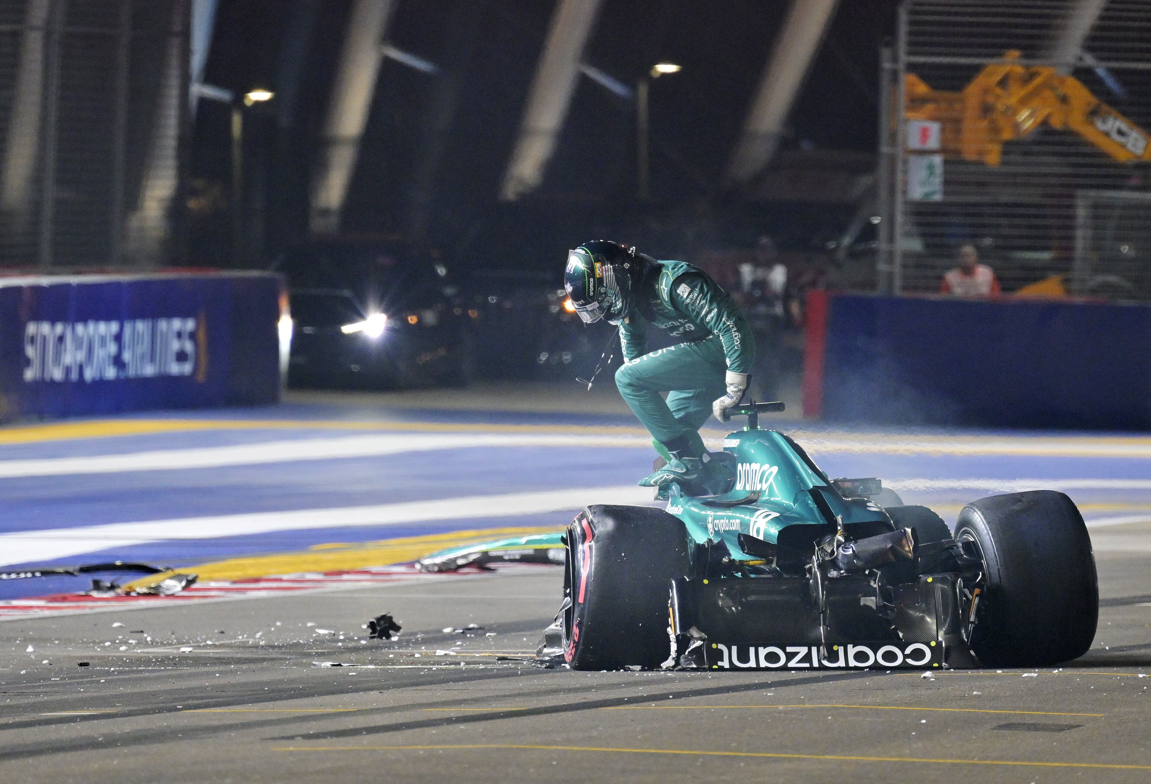 Lance Stroll sale de su Aston Martin tras sufrir un accidente en el GP de Singapur