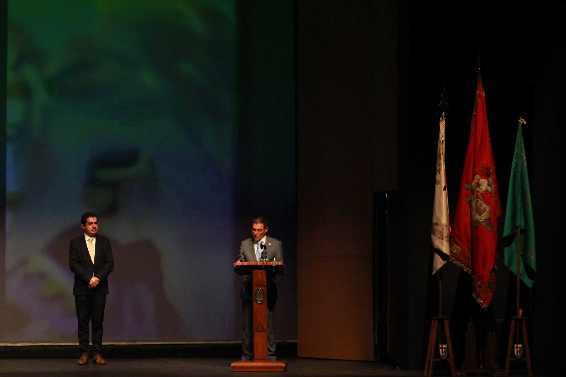 Francisco García, presidente de la Asociación de San Jorge, en el acto de Vespra d'abril junto a Antonio Francés, alcalde de Alcoy.