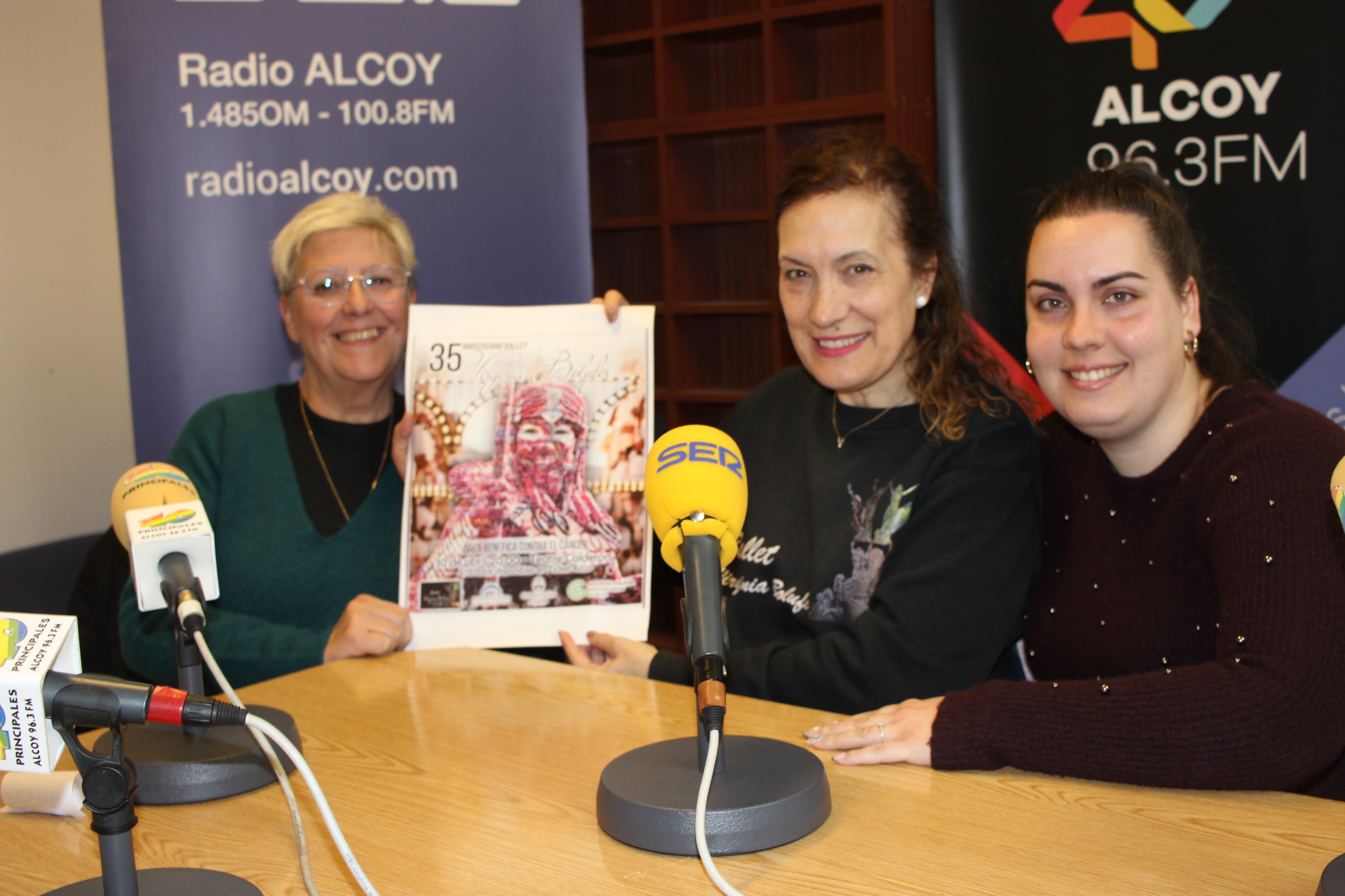 María Teresa Alberola i Virginia Bolufer, mare i filla, amb un cartell d'aquesta actuació