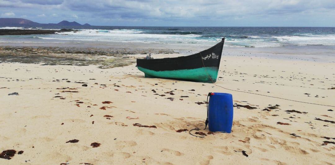 La patera localizada en &quot;Playa Lambra&quot; en La Graciosa.